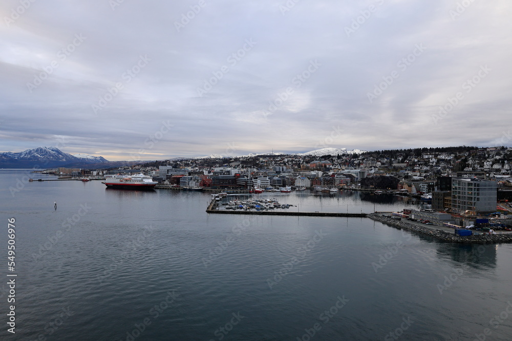 Blick über den Ort Tromsø in Norwegen auf die Berge und Fjorde im Hintergrund