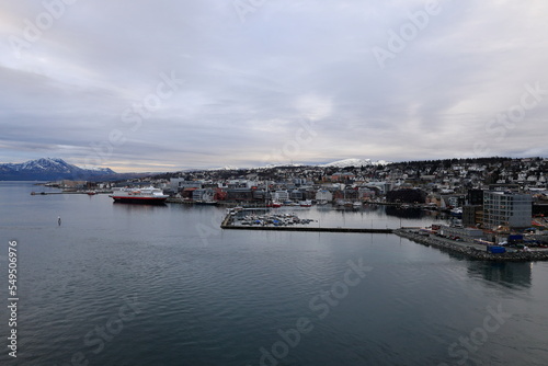 Blick über den Ort Tromsø in Norwegen auf die Berge und Fjorde im Hintergrund © Horst Bingemer