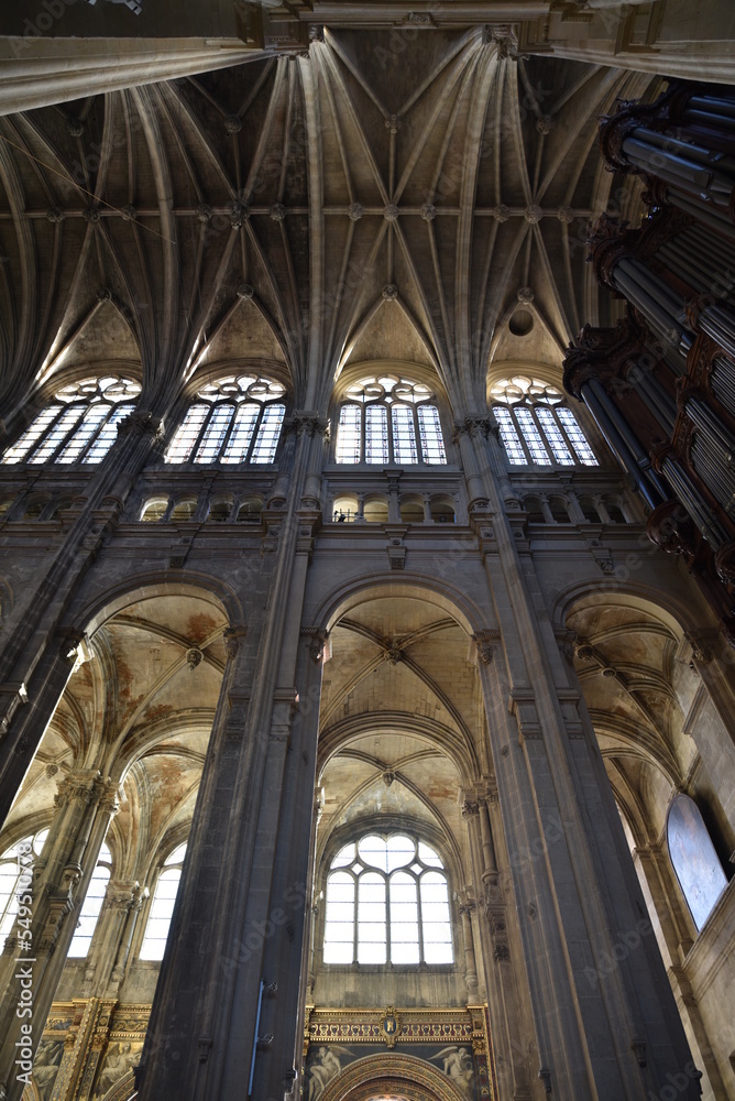 Hautes voûtes de Saint-Eustache à Paris. France