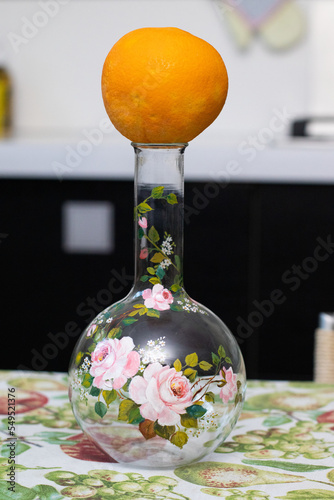 Bottiglia con arancia