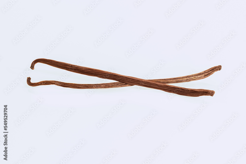 Gousses de vanille sur fond blanc.