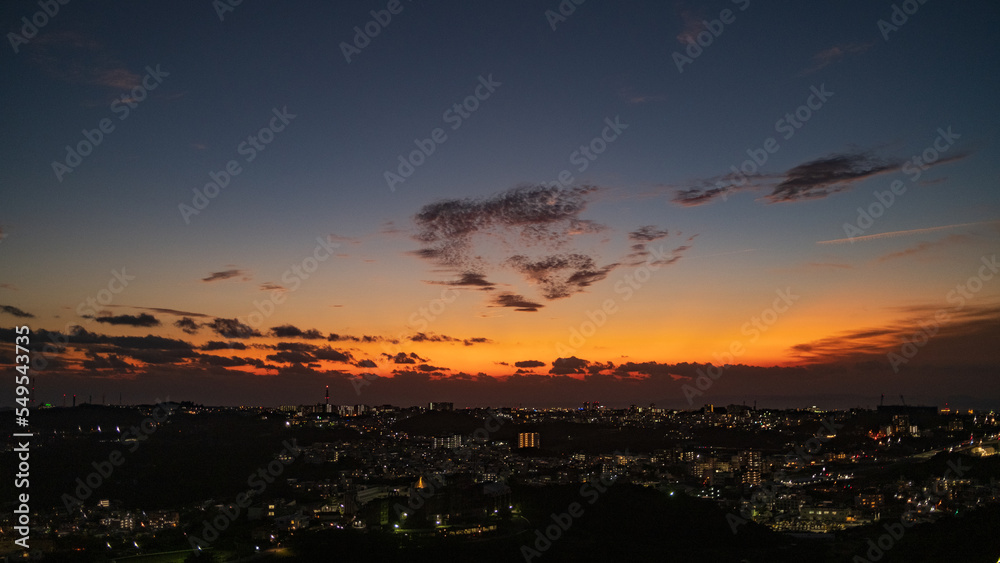 Fototapeta premium 夕暮れ時の空と街並み
