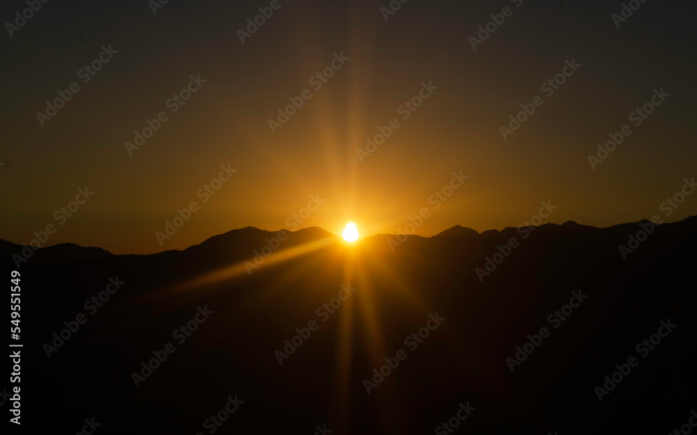 Coucher de soleil sur les montagnes des Pyrénées 