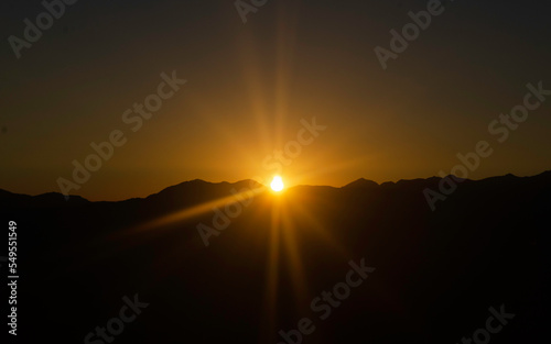 Coucher de soleil sur les montagnes des Pyrénées 