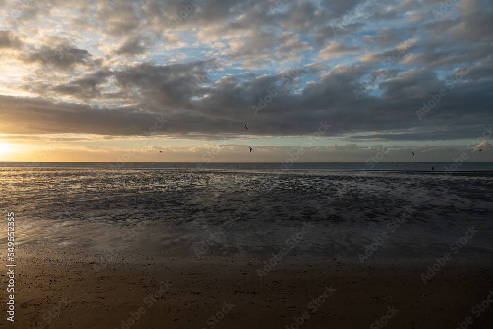 Kitesurfen bei Sonnenuntergang am Brouwersdam in Zeeland