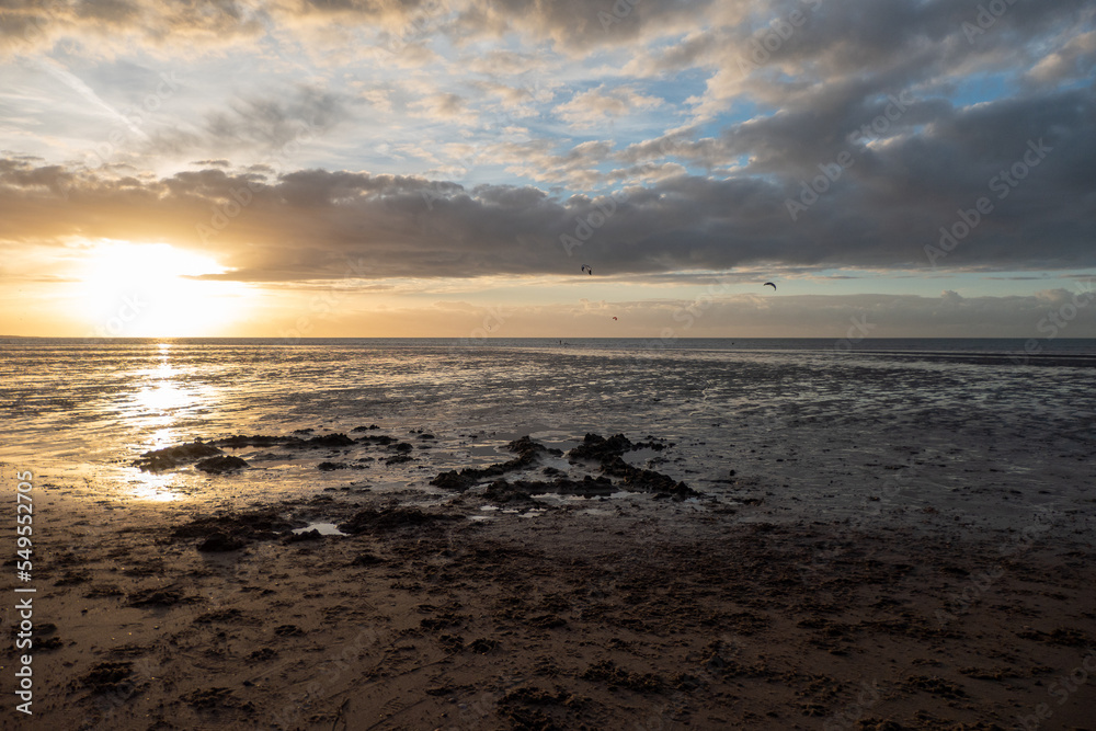 Kitesurfen bei Sonnenuntergang am Brouwersdam in Zeeland