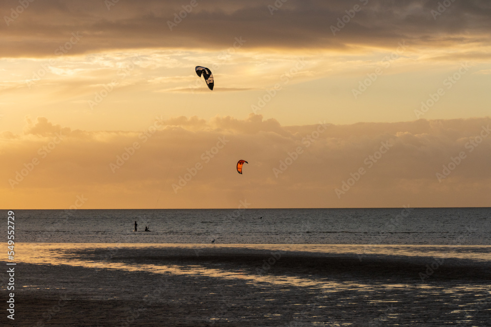 Kitesurfen bei Sonnenuntergang am Brouwersdam in Zeeland