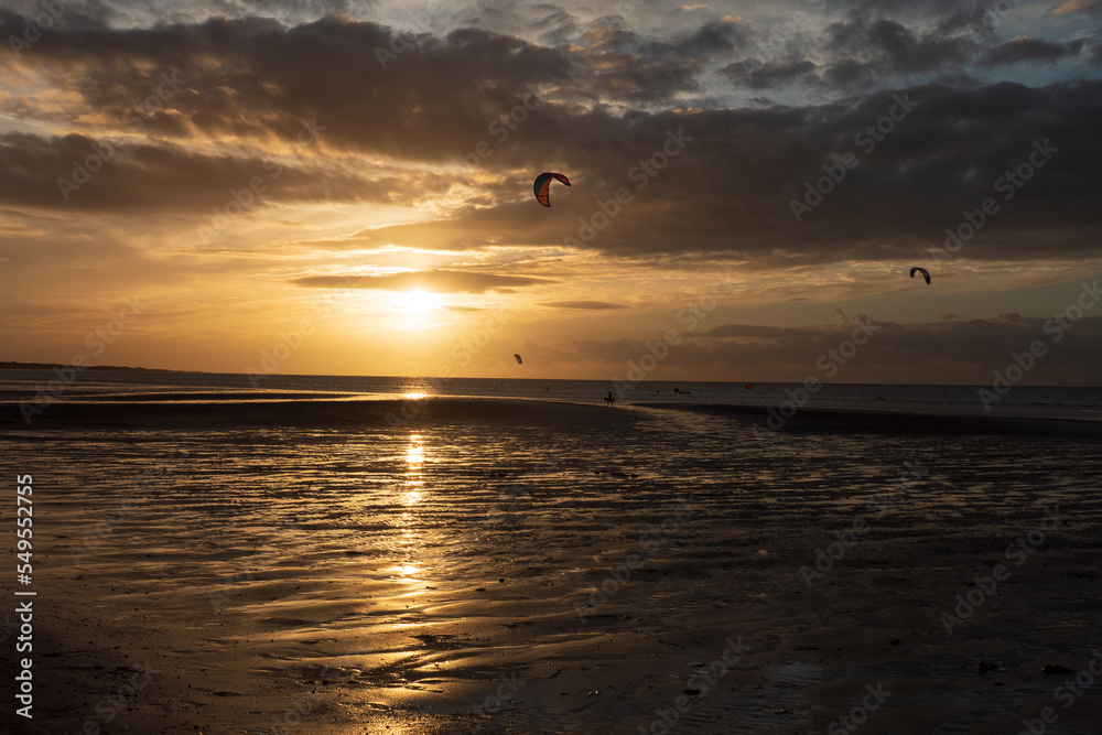 Kitesurfen bei Sonnenuntergang am Brouwersdam in Zeeland Kitesurfen bei Sonnenuntergang am Brouwersdam in Zeeland