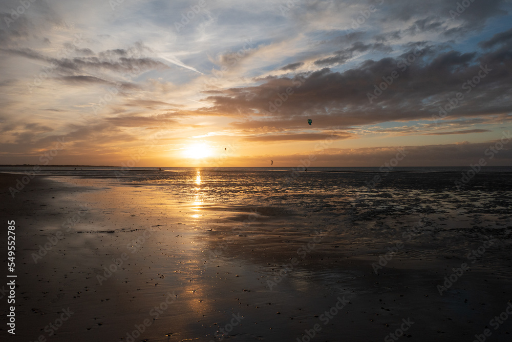 Kitesurfen bei Sonnenuntergang am Brouwersdam in Zeeland