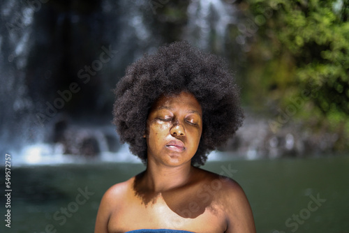 African woman with Afro