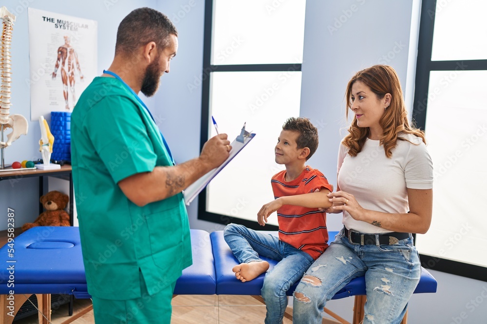 Obraz premium Family having physiotherapy session at rehab clinic