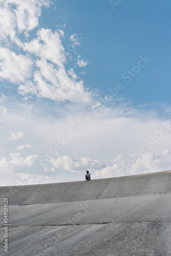 Pessoa e céu azul