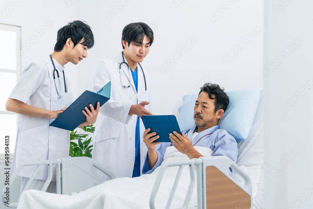 Fototapeta premium 病室で患者に病状を説明する医師