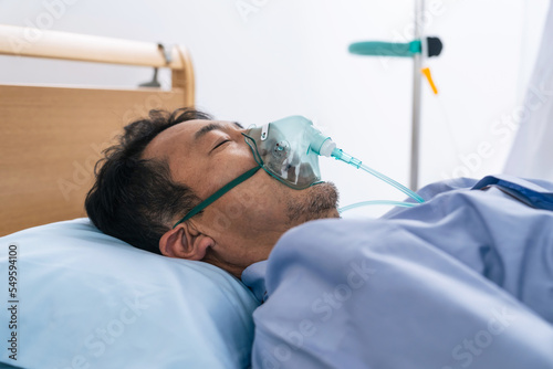 酸素マスクをつける昏睡患者 photo