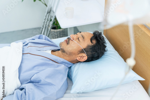 眠る酸素チューブをつけた入院患者