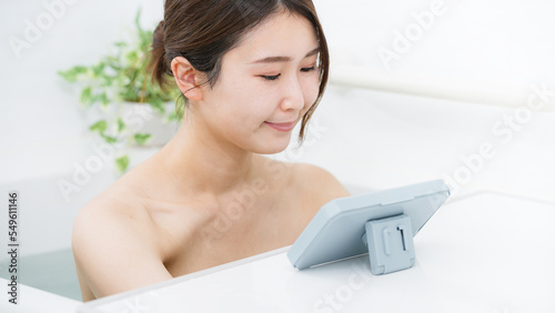 お風呂でスマホを使う女性