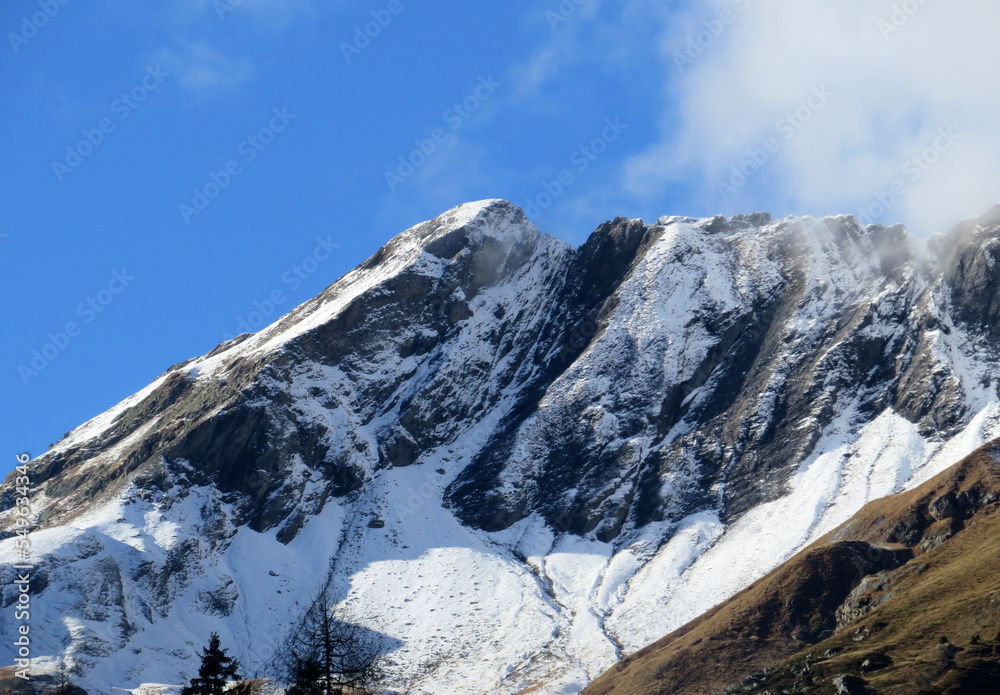 Obraz premium The first autumn snow on the Alpine peak Älplichopf (2641 m) in the Swiss Alps and in the UNESCO World Heritage Tectonic Arena Sardona (UNESCO-Welterbe Tektonikarena Sardona), Vättis - Switzerland