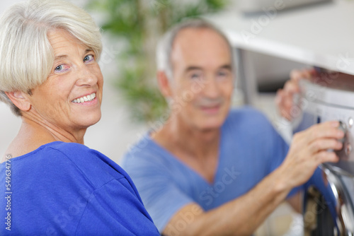 Φωτογραφία old couple in store choosing washing machine