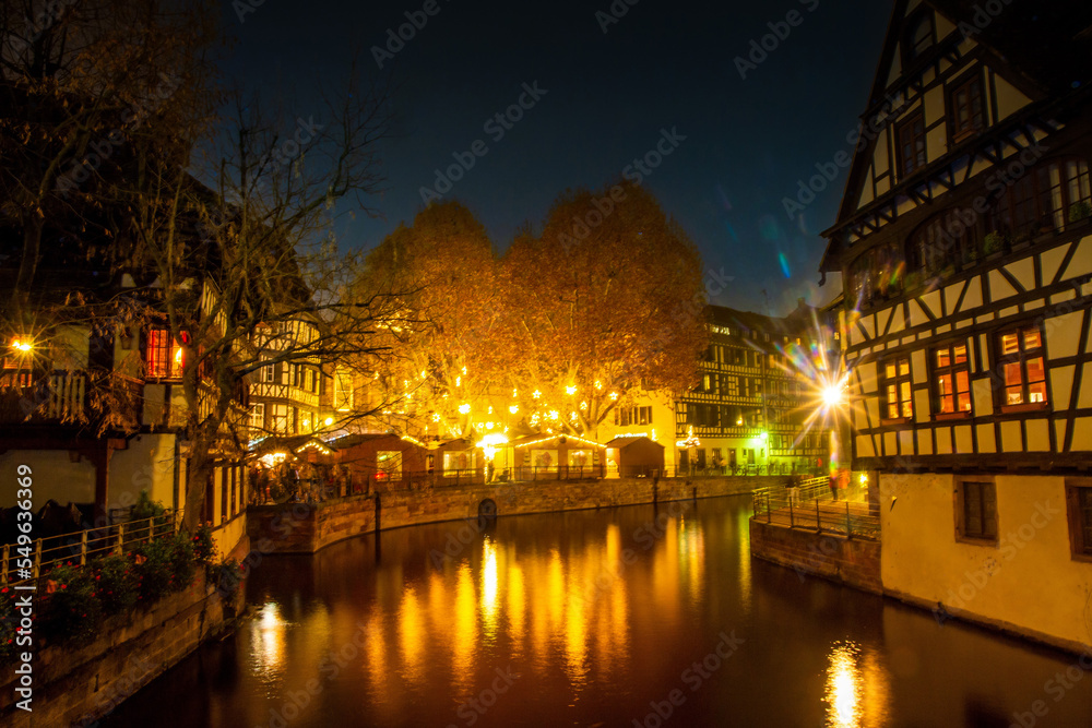 Straßburg zur Weihnachtszeit: Quartier La Petite France bei Dunkelheit