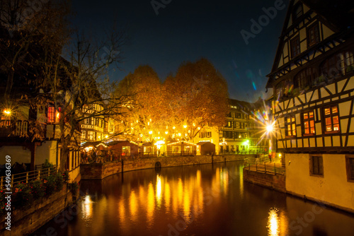 Straßburg zur Weihnachtszeit: Quartier La Petite France bei Dunkelheit © U. J. Alexander