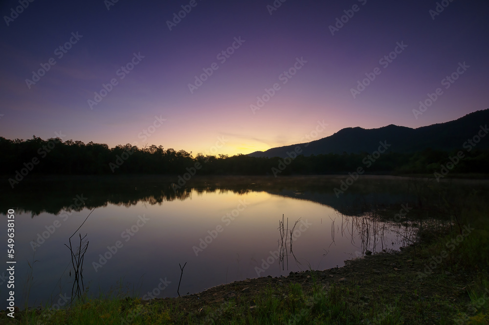 Obraz premium The scenery and atmosphere of the morning sky are beautiful. Mae Pon Reservoir, Sop Chang Subdistrict, Mae Mo District, Lampang Province, Thailand.