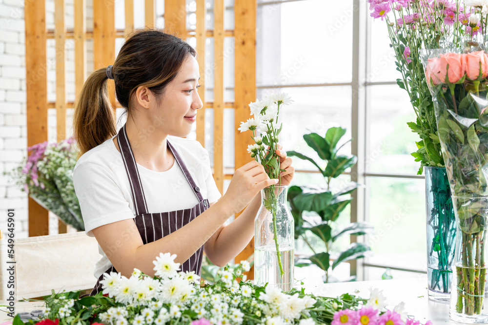 group of female florists Asians are arranging flowers for customers who come to order them for various ceremonies such as weddings, Valentine's Day or to give to loved ones. group of female florists Asians are arranging flowers for customers who come to order them for various ceremonies such as weddings, Valentine's Day or to give to loved ones.