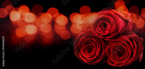 czerwone r    e na czarnym tle    wiat  a bokeh - Walentynki  dzie   matki  koncepcja rocznicy  valentine s day