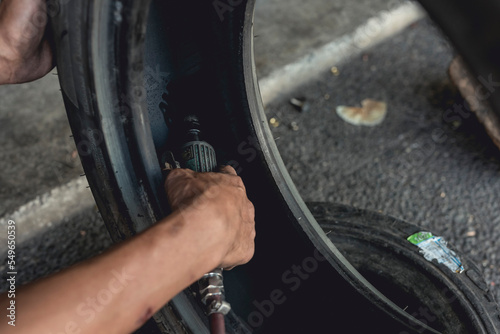 Valokuva A man using an air die grinder with a sphere rotary burr to smoothen the surface of a damaged inner liner