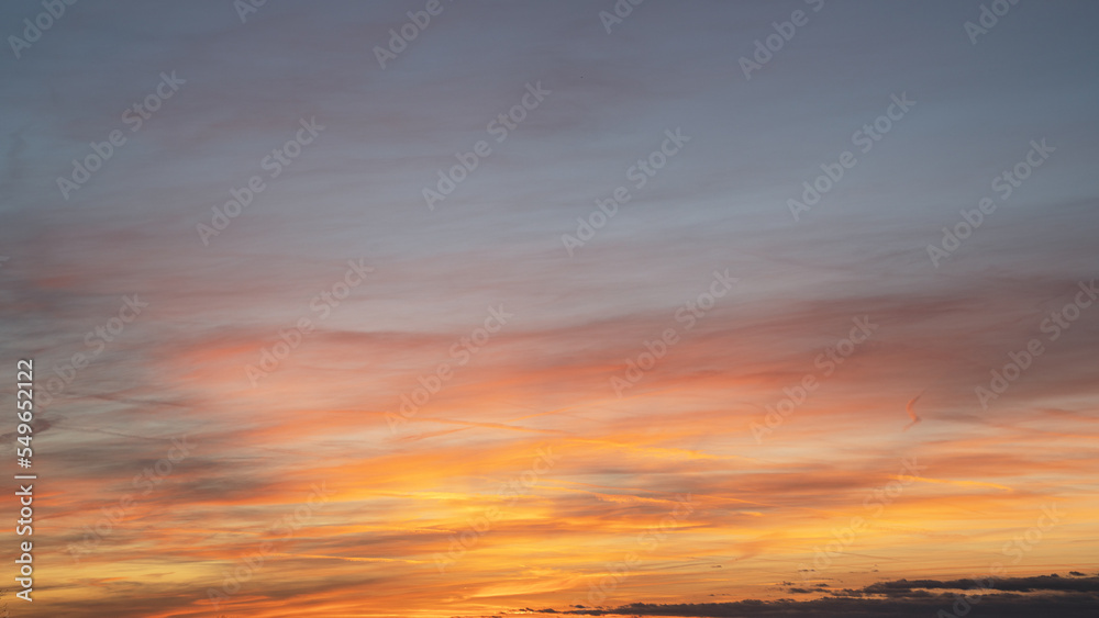 Fototapeta premium Sky with red-colored clouds