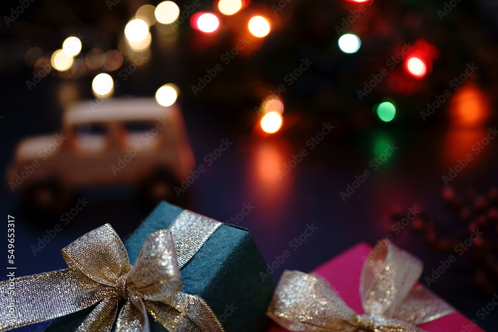 クリスマスのプレゼントとイルミネーションとおもちゃの車　クリスマスデートのイメージ