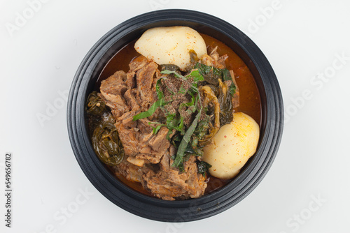 A stew boiled with spices such as potatoes, perilla seeds, green onions, and garlic in pork bones.돼지 뼈에 감자, 들깨, 파, 마늘 따위의 양념을 넣어 끓인 찌개.