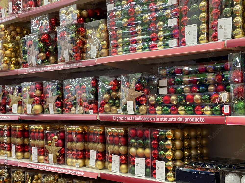 Obraz premium Compras de adornos de navidad en un centro comercial o grandes almacenes