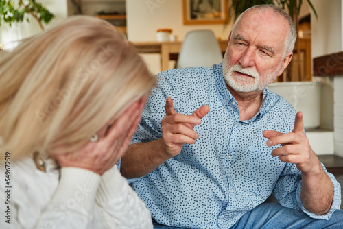 Häusliche Gewalt und Eifersucht bei Senioren Paar photo