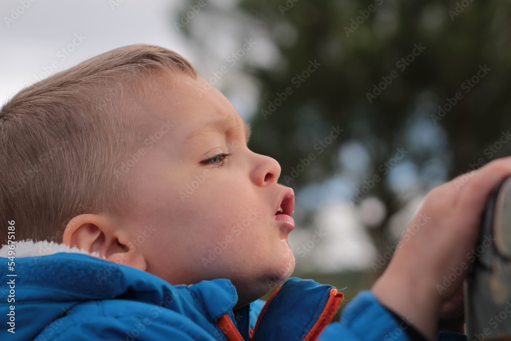petit garçon blond aux yeux bleus petit garçon blond aux yeux bleus
