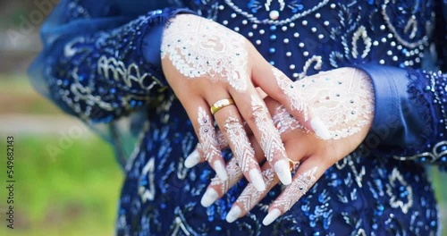 Henna art in the bride's hand. hands of Asian bride with henna art on white colour of henna. Henna adalah nama tumbuhan tertua yg digunakan sebagai kosmetik. photo