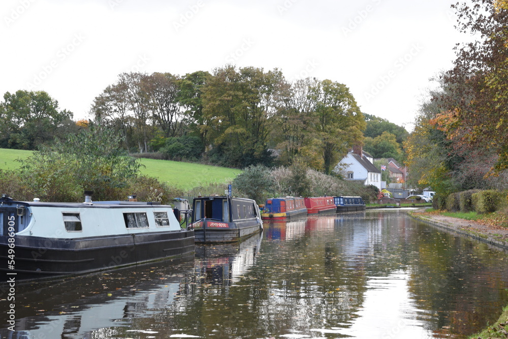 Obraz premium canal boats docked on the side of the canal at the Stewponey in Stourton