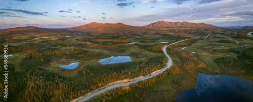 Sonnenuntergang am  Flatruetvägen, der höchstgelegenen Passstrasse in Schweden