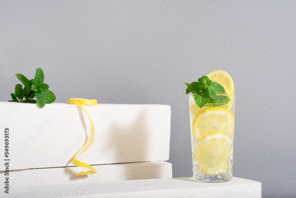 Zumo de limón con rodajas de limón y menta sobre fondo gris	 - obrazy, fototapety, plakaty 