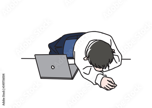 机に突っ伏して寝る男性
