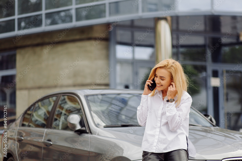 Fototapeta premium Business woman using the smart phone outside office center