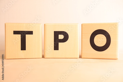 「TPO」のアルファベット文字の木製ブロック