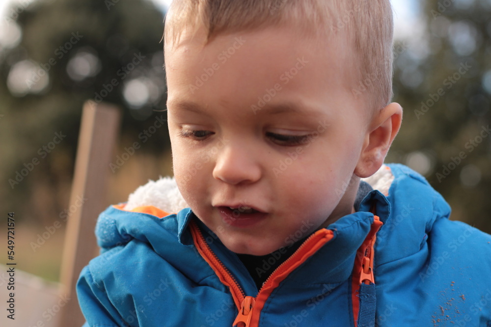 petit garçon blond aux yeux bleus petit garçon blond aux yeux bleus