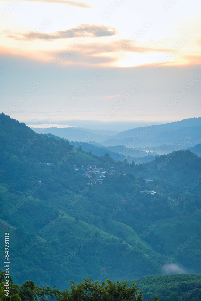 Fototapeta premium 早朝の青々と茂る大自然の山間部風景 タイ・チェンライ