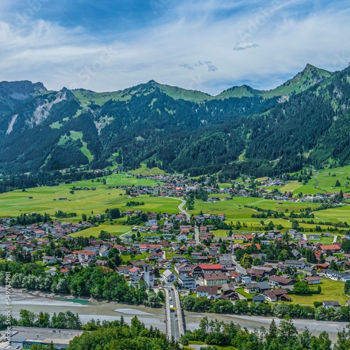 Die Region Reutte in Tirol im Luftbild - Ausblick zum Hahnenkamm bei Höfen