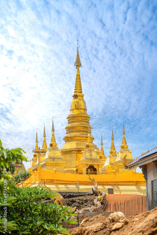 Naklejka premium Landscape view of Wat Koh Pha Doh Koh Pha Doh temple with Maha Chedi, the golden pagoda on the top of the mountain, Chiang Mai, Thailand.