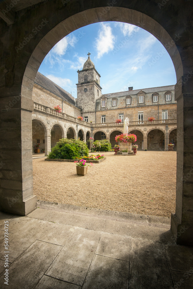 Obraz premium abbaye Notre Dame et cloitre de Langonnet en Bretagne dans le département du Morbihan, vue verticale