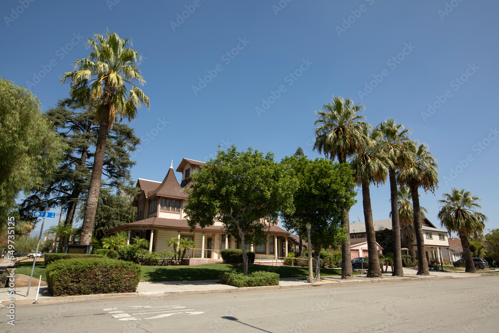 Palm tree framed view of historic downtown Colton, California, USA. - obrazy, fototapety, plakaty 