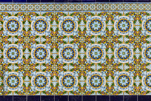 Hiszpańskie kafelki azulejos niebiesko żółte
