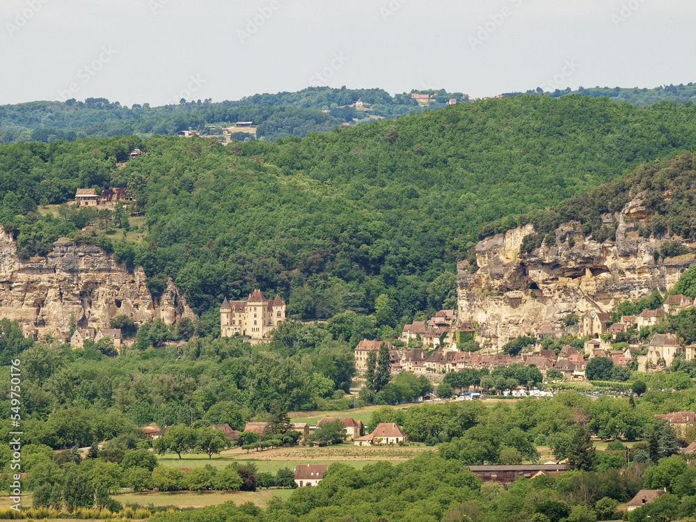  Majestic view on Dordogne valley and rock cliffs of La Roque-Gageac from belvédère and Esplanade de la barre of the Bastide of Domme