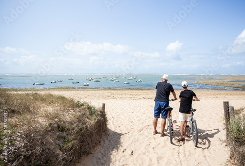 cycliste face à la mer - ile d' Oléron